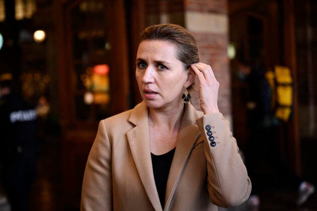 Statsminister Mette Frederiksen (S) og direktoer i Sundhedsstyrelsen Soeren Brostroem taler med pressen efter at have besoegt covid-19-vaccinationsstedet i det gamle billetkontor paa Koebenhavns Hovedbanegaard, fredag den 3. december 2021. Statsministeren og Soeren Brostroem faar en rundvisning paa det nyaabnede vaccinationssted bl.a. i anledning, af at myndighederne har opfordret danskerne til at faa det tredje stik imod coronavirus.. , Copenhagen Denmark Copyright: PhilipxDavali PhilipxDavalix cop105 spdk20211203-160840-L