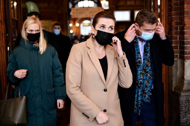 Statsminister Mette Frederiksen (S) og direktoer i Sundhedsstyrelsen Soeren Brostroem taler med pressen efter at have besoegt covid-19-vaccinationsstedet i det gamle billetkontor paa Koebenhavns Hovedbanegaard, fredag den 3. december 2021. Statsministeren og Soeren Brostroem faar en rundvisning paa det nyaabnede vaccinationssted bl.a. i anledning, af at myndighederne har opfordret danskerne til at faa det tredje stik imod coronavirus.. , Copenhagen Denmark Copyright: PhilipxDavali PhilipxDavalix cop105 spdk20211203-160858-L