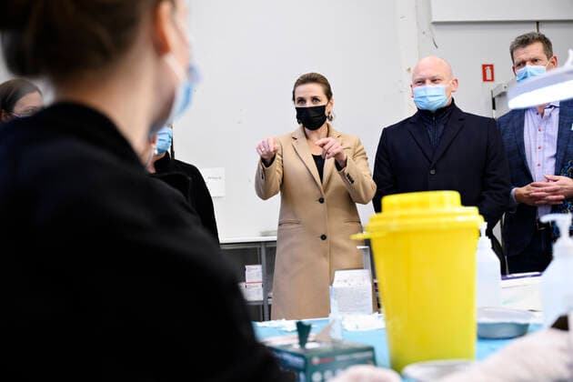 Statsminister Mette Frederiksen (S), direktoer i Sundhedsstyrelsen Soeren Brostroem og formand for Region Hovedstaden Lars Gaardhoej (S) bliver vist rundt af Helene Doessing og Julie Grau, da de besoeger covid-19-vaccinationsstedet i det gamle billetkontor paa Koebenhavns Hovedbanegaard, fredag den 3. december 2021. Statsministeren og Soeren Brostroem faar en rundvisning paa det nyaabnede vaccinationssted bl.a. i anledning, af at myndighederne har opfordret danskerne til at faa det tredje stik imod coronavirus.. , Copenhagen Denmark Copyright: PhilipxDavali PhilipxDavalix cop105 spdk20211203-160948-L