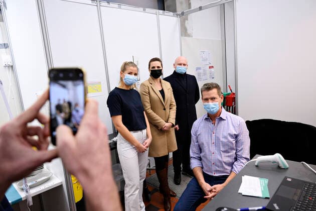 Statsminister Mette Frederiksen (S) saetter plaster paa og direktoer i Sundhedsstyrelsen Soeren Brostroem vaccinerer, da de besoeger covid-19-vaccinationsstedet i det gamle billetkontor paa Koebenhavns Hovedbanegaard, fredag den 3. december 2021. Statsministeren og Soeren Brostroem faar en rundvisning paa det nyaabnede vaccinationssted bl.a. i anledning, af at myndighederne har opfordret danskerne til at faa det tredje stik imod coronavirus.. , Copenhagen Denmark Copyright: PhilipxDavali PhilipxDavalix cop105 spdk20211203-161007-L