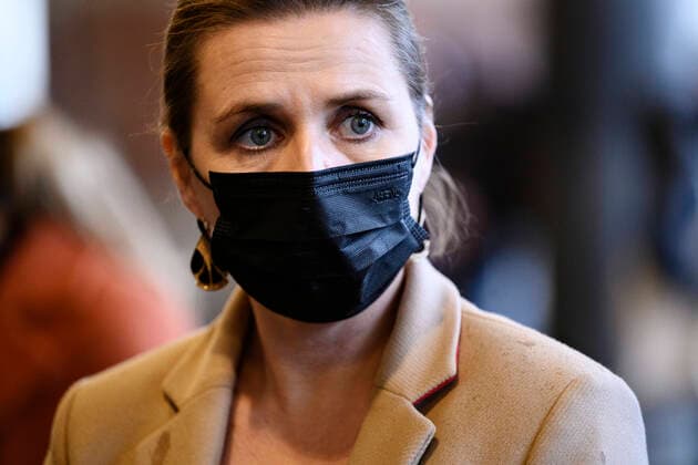 News Bilder des Tages Statsminister Mette Frederiksen (S) og direktoer i Sundhedsstyrelsen Soeren Brostroem besoeger covid-19-vaccinationsstedet i det gamle billetkontor paa Koebenhavns Hovedbanegaard, fredag den 3. december 2021. Statsministeren og Soeren Brostroem faar en rundvisning paa det nyaabnede vaccinationssted bl.a. i anledning, af at myndighederne har opfordret danskerne til at faa det tredje stik imod coronavirus.. , Copenhagen Denmark Copyright: PhilipxDavali PhilipxDavalix cop105 spdk20211203-161157-L