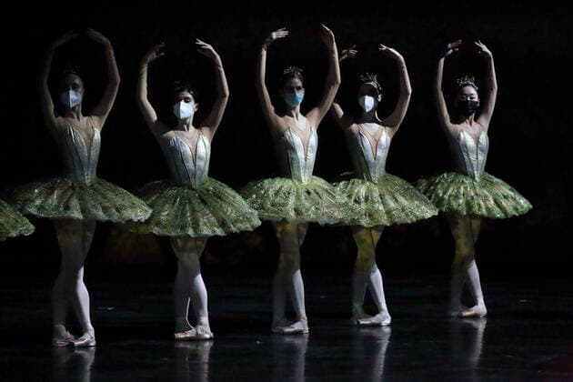 Bilder des Jahres 2021, Entertainment 12 Dezember Entertainment Themen der Woche KW48 Tänzerinnen und Tänzer während der Fotoprobe für Don Quixote in der Deutschen Oper Berlin, 1. Dezember 2021. Staatsballett Berlin. Choreografie und Inszenierung Victor Ullate. Musik Ludwig Minkus. Bühne und Kostüme Roberta Guidi di Bagno. Premiere ist am 3. Dezember 2021. +++ Sperrfrist: Fotoveröffentlichung ab 3. Dezember 2021, 19.30 Uhr. +++ Staatsballett Berlin Don Quixote *** Dancers during the photo rehearsal for Don Quixote at the Deutsche Oper Berlin, 1 December 2021 Staatsballett Berlin Choreography and production Victor Ullate Music Ludwig Minkus Stage and costumes Roberta Guidi di Bagno Premiere is on 3 December 2021 Blocking period Photo release from 3 December 2021, 7 30 pm Staatsballett Berlin Don Quixote