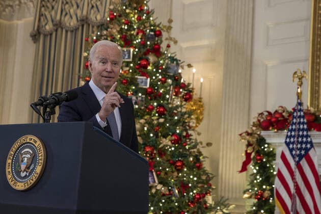 News Themen der Woche KW48 News Bilder des Tages President Joe Biden talks to reporters after he delivered remarks on the jobs reports at the White House in Washington, D.C. on Friday, December 18, 2021. American employers added another 210,000 jobs to the economy in November, according to the Bureau of Labor Statistics reported Friday.  WAP20211203011 TASOSxKATOPODIS