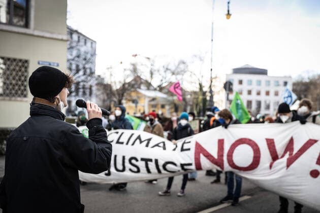 News Themen der Woche KW48 News Bilder des Tages Fridays for Future München Bis zu 79Klimaaktivist*innen versammelten sich am 3.12.2021 in München, um für mehr gegen den Kapitalismus und für die Enteignung von RWE zu demonstrieren. - Up to 79 climate activists gathered in Munich, Germany on December 3rd, 2021 to protest against capitalism and for the dispropriation von RWE. Munich Bavaria Germany Copyright: xLukasxSchulzxxxaal.photox