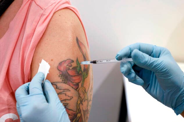 Coronavirus in Brandenburg, Impfzentrum in Schönefeld Impfungen Schoenefeld, 03.12.2021 - Eine Frau erhaelt eine Booster Impfung von Moderna gegen Covid 19 im Impfzentrum Schoenefeld. Schoenefeld Brandenburg