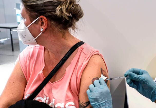 Coronavirus in Brandenburg, Impfzentrum in Schönefeld Impfungen Schoenefeld, 03.12.2021 - Eine Frau erhaelt eine Booster Impfung von Moderna gegen Covid 19 im Impfzentrum Schoenefeld. Schoenefeld Brandenburg