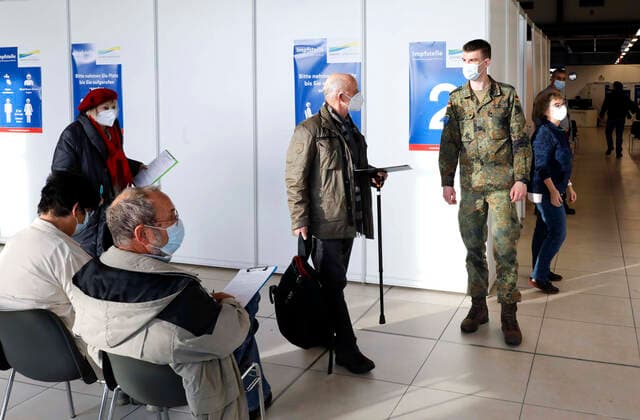 Coronavirus in Brandenburg, Impfzentrum in Schönefeld Impfungen Schoenefeld, 03.12.2021 - Bundeswehr Soldaten helfen Impflingen im Impfzentrum Schoenefeld. Schoenefeld Brandenburg