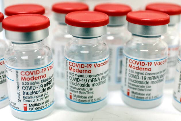 Coronavirus in Brandenburg, Impfzentrum in Schönefeld Impfungen Schoenefeld, 03.12.2021 - Ampullen mit dem Wirkstoff Moderna fuer Impfungen gegen Covid19. Schoenefeld Brandenburg