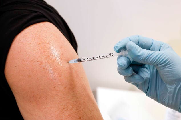 Coronavirus in Brandenburg, Impfzentrum in Schönefeld Impfungen Schoenefeld, 03.12.2021 - Ein Mann erhaelt eine Booster Impfung von Moderna gegen Covid 19 im Impfzentrum Schoenefeld. Schoenefeld Brandenburg