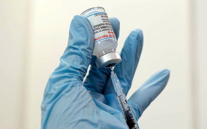 Coronavirus in Brandenburg, Impfzentrum in Schönefeld Impfungen Schoenefeld, 03.12.2021 - Eine Spritze wird mit dem Wirkstoff Moderna gegen Covid19 wird in einem Impfzentrum aufgezogen. Schoenefeld Brandenburg