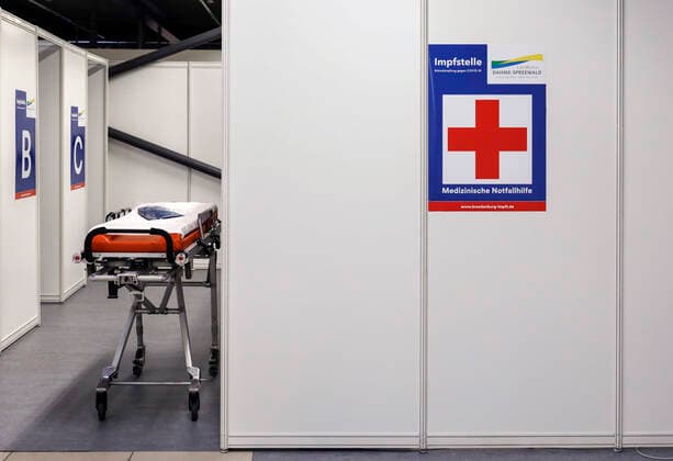 Coronavirus in Brandenburg, Impfzentrum in Schönefeld Impfungen Schoenefeld, 03.12.2021 - Eine Trage steht in der medizinischen Notfallhilfe im Impfzentrum Schoenefeld. Schoenefeld Brandenburg