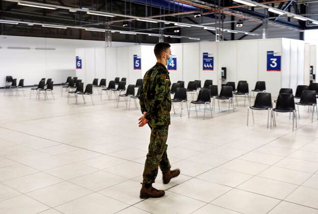 Coronavirus in Brandenburg, Impfzentrum in Schönefeld Impfungen Schoenefeld, 03.12.2021 - Ein Bundeswehr Soldat wartet auf Impflinge im Impfzentrum Schoenefeld. Schoenefeld Brandenburg