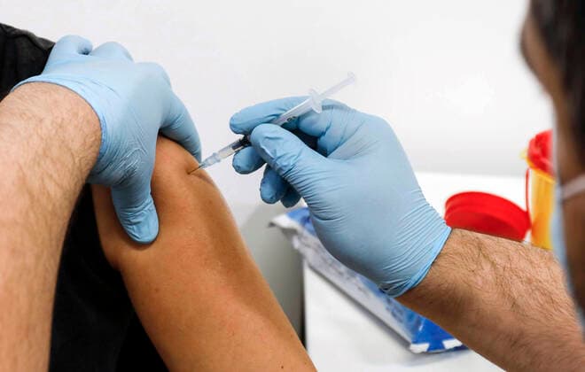 Coronavirus in Brandenburg, Impfzentrum in Schönefeld Impfungen Schoenefeld, 03.12.2021 - Eine Frau erhaelt eine Booster Impfung von Moderna gegen Covid 19 im Impfzentrum Schoenefeld. Schoenefeld Brandenburg
