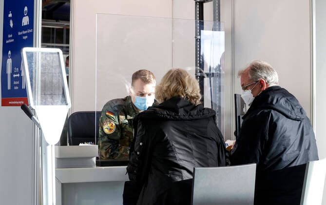 Coronavirus in Brandenburg, Impfzentrum in Schönefeld Impfungen Schoenefeld, 03.12.2021 - Bundeswehr Soldaten helfen bei der Registrierung von Impflingen vor ihrer Booster Impfung gegen Covid 19 im Impfzentrum Schoenefeld. Schoenefeld Brandenburg