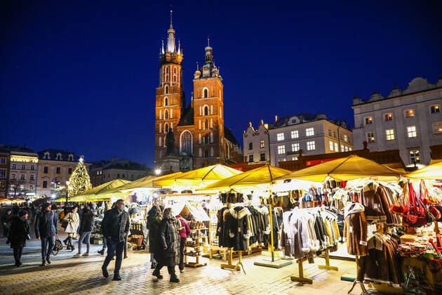 Christmas Market In Krakow, Poland A view on the traditional Christmas market and St. Mary s Basilica at the Main Square in Krakow, Poland. December 3rd, 2021 Krakow Poland  Copyright: xBeataxZawrzelx originalFilename:zawrzel-christma211203_npJPR.jpg