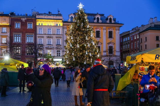 Christmas Market In Krakow, Poland Traditional Christmas market and Christmas Tree at the Main Square in Krakow, Poland. December 3rd, 2021 Krakow Poland  Copyright: xBeataxZawrzelx originalFilename:zawrzel-christma211203_nptU7.jpg
