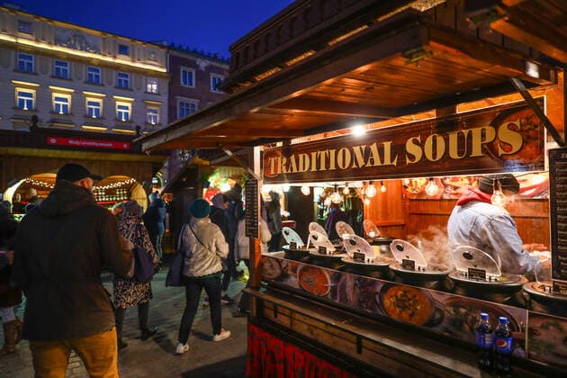 Christmas Market In Krakow, Poland Traditional Christmas market at the Main Square in Krakow, Poland. December 3rd, 2021 Krakow Poland  Copyright: xBeataxZawrzelx originalFilename:zawrzel-christma211203_npl1A.jpg