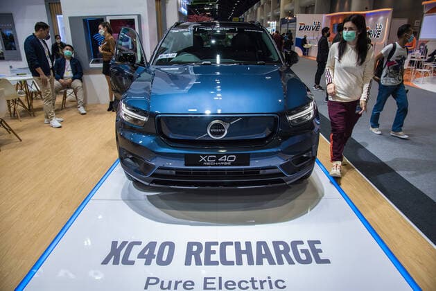 December 3, 2021, Nonthaburi, Thailand: A visitor seen walking near a Volvo XC40 Recharge car displayed during the Motor Expo..The 38th Thailand International Motor Expo 2021 held from December 1,2021 to December 12,2021 showcasing 32 car brands and 12 motorcycle brands as well as electric vehicles held to boost the overall sales and pull the auto industry back to business after the economic slowdown caused by the prolonged COVID-19 pandemic. Nonthaburi Thailand - ZUMAs197 20211203_zaa_s197_033 Copyright: xPeeraponxBoonyakiatx