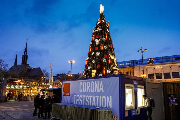 News Themen der Woche KW48 News Bilder des Tages Dortmund, 3.12.2021: Corona-Teststation vor dem weltweit größten Weihnachtsbaum auf dem Dortmunder Weihnachtsmarkt 2021, der wegen der Corona-Pandemie in der vierten Welle unter 3G-Maßnahmen (geimpft, genesen und getestet) durchgeführt wird *** Dortmund, 3 12 2021 Corona testing station in front of the worlds largest Christmas tree at the Dortmund Christmas Market 2021 vaccinated, recovered and tested due to the Corona pandemic in the fourth wave under 3G measures