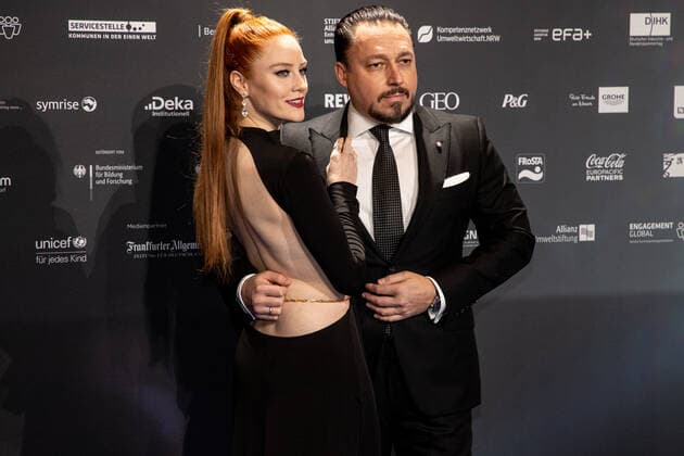 03.12.2021. Düsseldorf. Verleihung des 14. Deutschen Nachhaltigkeitspreises. Hier: Model Barbara Meier mit Ehemann Klemens Hallmann. Düsseldorf Martim Hotel Nordrhein-Westfalen Deutschland