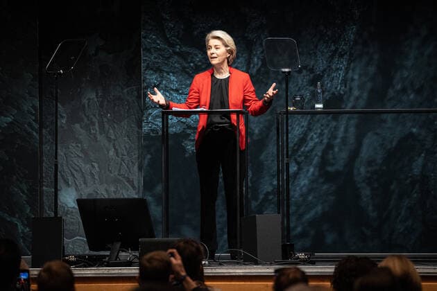 03.12.2021. Düsseldorf. Verleihung des 14. Deutschen Nachhaltigkeitspreises. Hier: Dr. Ursula von der Leyen. Düsseldorf Martim Hotel Nordrhein-Westfalen Deutschland