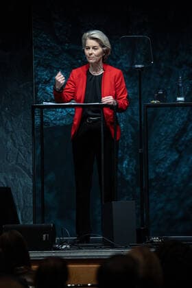 03.12.2021. Düsseldorf. Verleihung des 14. Deutschen Nachhaltigkeitspreises. Hier: Dr. Ursula von der Leyen. Düsseldorf Martim Hotel Nordrhein-Westfalen Deutschland