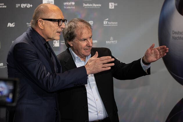 03.12.2021. Düsseldorf. Verleihung des 14. Deutschen Nachhaltigkeitspreises. Hier: Journalist und Produzent Stefan Schulze-Hausmann (li.) und Sänger Chris de Burgh (re.). Düsseldorf Martim Hotel Nordrhein-Westfalen Deutschland