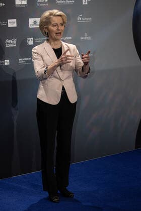 03.12.2021. Düsseldorf. Verleihung des 14. Deutschen Nachhaltigkeitspreises. Hier: Dr. Ursula von der Leyen. Düsseldorf Martim Hotel Nordrhein-Westfalen Deutschland
