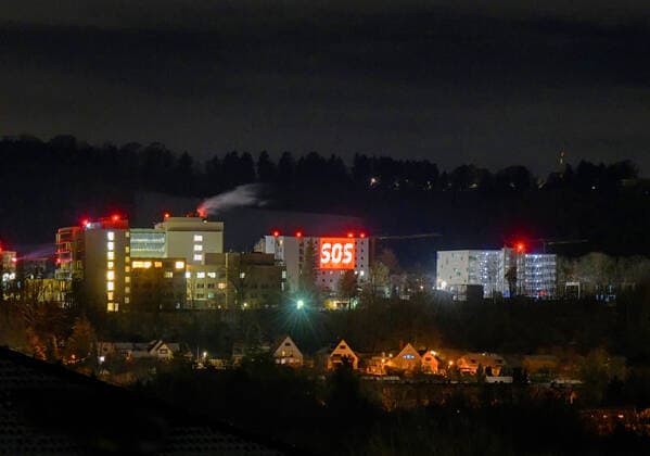04.12.2021, Seit Freitagabend 03.12.2021 sorgt eine spektakuläre Fassaden-Projektion am Kaufbeurer Klinikum mit dem Hilferuf SOS, und Wir kämpfen für Euch und Helft uns mit Eurer Impfung für Aufmerksamkeit und verweisen so auf den mittlerweile kritischen Zustand auf den Intensivstationen im Zusammenhang mit Covid-19. Seit Wochen sind alle 14 Intensiv-Betten durchgehend belegt, alle Corona-Patienen derzeit seien ungeimpft und werden beatmet. Deswegen ruft die Klinik-Leitung mit dieser Aktion die Bevölkerung dringend zur Covid-Impfung auf. 04.12.2021, Kaufbeuren Klinikum SOS-Hilferuf 04.12.2021, Kaufbeuren Klinikum SOS-Hilferuf