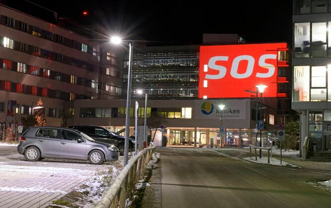 04.12.2021, Seit Freitagabend 03.12.2021 sorgt eine spektakuläre Fassaden-Projektion am Kaufbeurer Klinikum mit dem Hilferuf SOS, und Wir kämpfen für Euch und Helft uns mit Eurer Impfung für Aufmerksamkeit und verweisen so auf den mittlerweile kritischen Zustand auf den Intensivstationen im Zusammenhang mit Covid-19. Seit Wochen sind alle 14 Intensiv-Betten durchgehend belegt, alle Corona-Patienen derzeit seien ungeimpft und werden beatmet. Deswegen ruft die Klinik-Leitung mit dieser Aktion die Bevölkerung dringend zur Covid-Impfung auf. 04.12.2021, Kaufbeuren Klinikum SOS-Hilferuf 04.12.2021, Kaufbeuren Klinikum SOS-Hilferuf