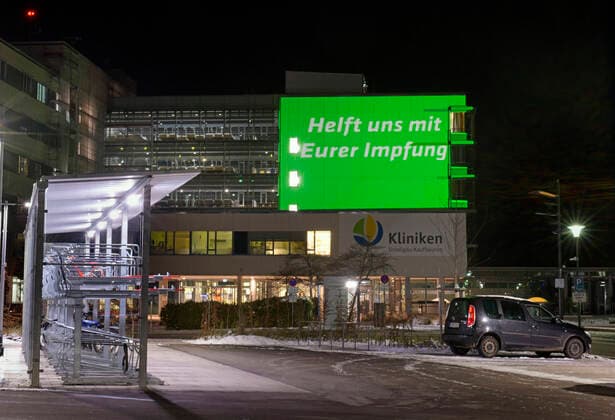 News 04.12.2021, Seit Freitagabend 03.12.2021 sorgt eine spektakuläre Fassaden-Projektion am Kaufbeurer Klinikum mit dem Hilferuf SOS, und Wir kämpfen für Euch und Helft uns mit Eurer Impfung für Aufmerksamkeit und verweisen so auf den mittlerweile kritischen Zustand auf den Intensivstationen im Zusammenhang mit Covid-19. Seit Wochen sind alle 14 Intensiv-Betten durchgehend belegt, alle Corona-Patienen derzeit seien ungeimpft und werden beatmet. Deswegen ruft die Klinik-Leitung mit dieser Aktion die Bevölkerung dringend zur Covid-Impfung auf. 04.12.2021, Kaufbeuren Klinikum SOS-Hilferuf 04.12.2021, Kaufbeuren Klinikum SOS-Hilferuf
