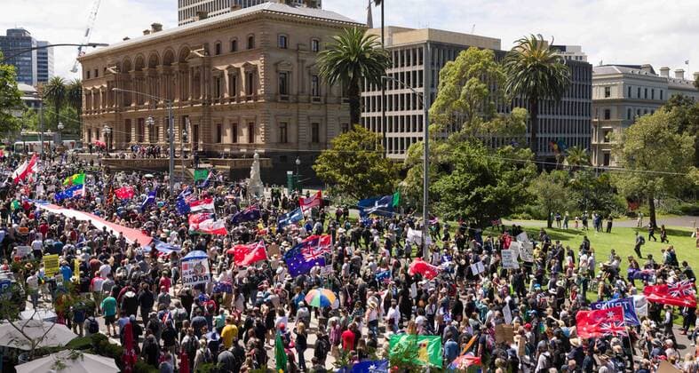 December 4, 2021, Melbourne, Victoria, Australia: Protesters march in front of government offices in the central business district of Melbourne, Australia against issues perceived to be related to new laws for managing pandemics and vaccine mandates. Melbourne Australia - ZUMAl303 20211204_zaf_l303_002 Copyright: xSydneyxLowx