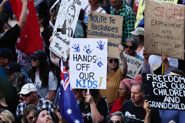 December 4, 2021, Melbourne, Victoria, Australia: Protesters march in front of government offices in the central business district of Melbourne, Australia against issues perceived to be related to new laws for managing pandemics and vaccine mandates. Melbourne Australia - ZUMAl303 20211204_zaf_l303_003 Copyright: xSydneyxLowx