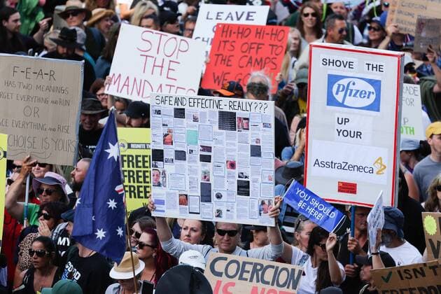 December 4, 2021, Melbourne, Victoria, Australia: Protesters march in front of government offices in the central business district of Melbourne, Australia against issues perceived to be related to new laws for managing pandemics and vaccine mandates. Melbourne Australia - ZUMAl303 20211204_zaf_l303_005 Copyright: xSydneyxLowx