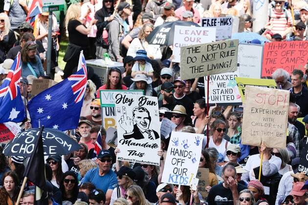 December 4, 2021, Melbourne, Victoria, Australia: Protesters march in front of government offices in the central business district of Melbourne, Australia against issues perceived to be related to new laws for managing pandemics and vaccine mandates. Melbourne Australia - ZUMAl303 20211204_zaf_l303_008 Copyright: xSydneyxLowx