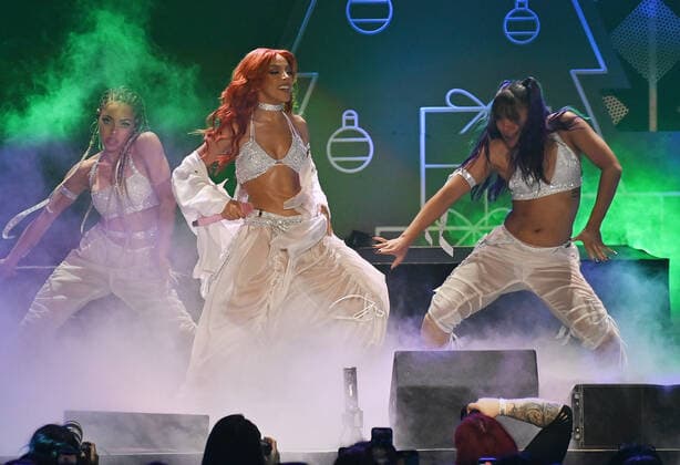 December 3, 2021, Inglewood, CA, USA: INGLEWOOD, CALIFORNIA - DECEMBER 03: Doja Cat performs onstage during 102.7 KIIS FM s Jingle Ball 2021 Presented By Capital One at The Forum on December 03, 2021 in Inglewood, California. Inglewood USA - ZUMAs181 20211203_zea_s181_089 Copyright: xImagespacex