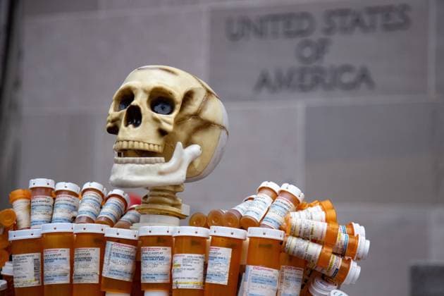 Demonstrators Protest At Department Of Justice Against Sackler Family, Purdue Pharma A sculpture created by Frank Huntley, also known as the Pill Man , stands in front of the Department of Justice building in Washington, D.C. on December 3, 2021 during a protest. The life-size sculpture is made of his own opioid prescription pill bottles of which he was addicted to. Washington, D.C. D.C. United States  Copyright: xBryanxOlinxDozierx originalFilename:dozier-demonstr211203_npFeS.jpg