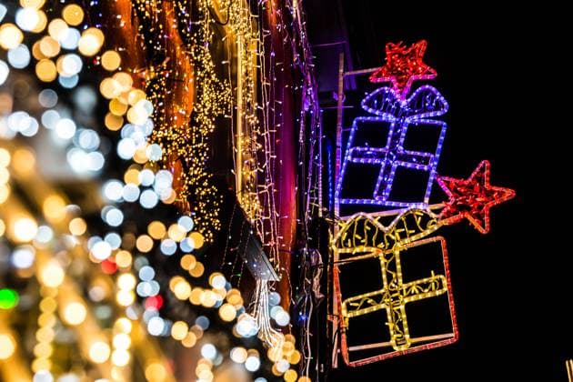 Weihnachtshaus Heidenheim, 28.11.2021, Baden-Württemberg, Heidenheim an der Brenz: Bunt blinken die Lichter an einem weihnachtlich geschmückten Haus. Rund 75.000 Leuchtdioden bringen das Haus zum Leuchten und sorgen für Adventsstimmung. Heidenheim an der Brenz Baden-Württemberg Deutschland Heidenheim an der Brenz *** Christmas House Heidenheim, 28 11 2021, Baden Württemberg, Heidenheim an der Brenz Colourful flashing lights on a house decorated for Christmas Around 75,000 light-emitting diodes make the house glow and create an Advent atmosphere Heidenheim an der Brenz Baden Württemberg Germany Heidenheim an der Brenz Copyright: x xonw-imagesx xMarkusxBrandhuberx