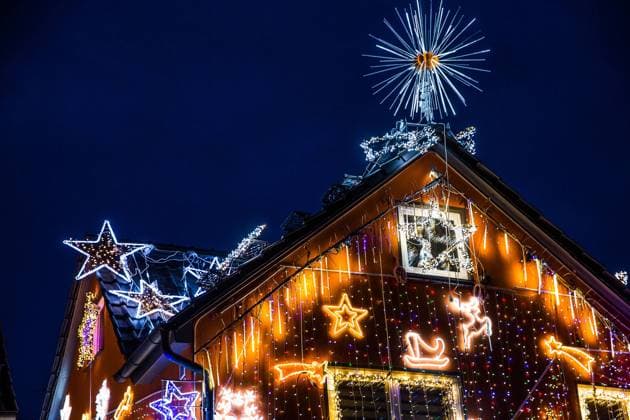 Weihnachtshaus Heidenheim, 28.11.2021, Baden-Württemberg, Heidenheim an der Brenz: Bunt blinken die Lichter an einem weihnachtlich geschmückten Haus. Rund 75.000 Leuchtdioden bringen das Haus zum Leuchten und sorgen für Adventsstimmung. Heidenheim an der Brenz Baden-Württemberg Deutschland Heidenheim an der Brenz *** Christmas House Heidenheim, 28 11 2021, Baden Württemberg, Heidenheim an der Brenz Colourful flashing lights on a house decorated for Christmas Around 75,000 light-emitting diodes make the house glow and create an Advent atmosphere Heidenheim an der Brenz Baden Württemberg Germany Heidenheim an der Brenz Copyright: x xonw-imagesx xMarkusxBrandhuberx