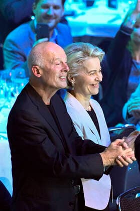 Hans Joachim Schellnhuber und Ursula von der Leyen bei der Verleihung des 14. Deutschen Nachhaltigkeitspreises 2021 im Maritim Hotel. Düsseldorf, 03.12.2021