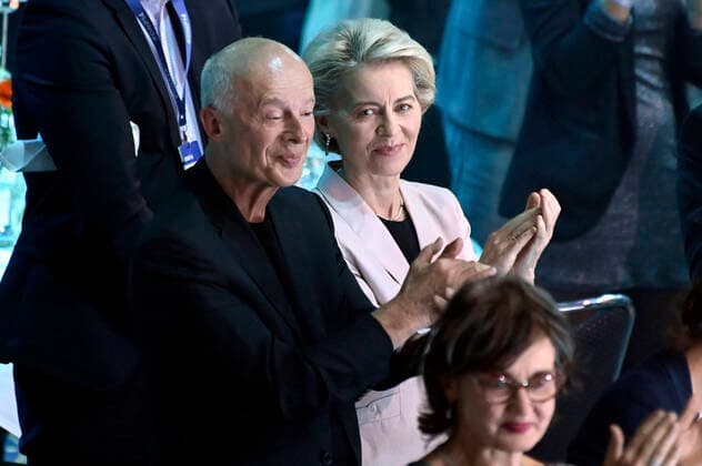 Hans Joachim Schellnhuber und Ursula von der Leyen bei der Verleihung des 14. Deutschen Nachhaltigkeitspreises 2021 im Maritim Hotel. Düsseldorf, 03.12.2021