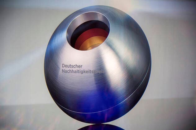 Der Preis bei der Verleihung des 14. Deutschen Nachhaltigkeitspreises 2021 im Maritim Hotel. Düsseldorf, 03.12.2021
