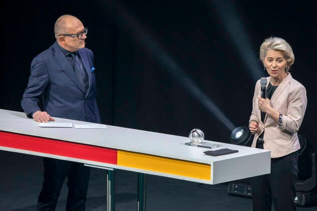 Stefan Schulze-Hausmann und Ursula von der Leyen bei der Verleihung des 14. Deutschen Nachhaltigkeitspreises 2021 im Maritim Hotel. Düsseldorf, 03.12.2021