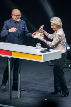 Stefan Schulze-Hausmann und Ursula von der Leyen bei der Verleihung des 14. Deutschen Nachhaltigkeitspreises 2021 im Maritim Hotel. Düsseldorf, 03.12.2021