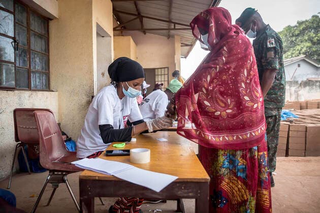 News Themen der Woche KW48 News Bilder des Tages December 4, 2021, Banjul, Gambia: An official dips a finger of voter in ink to ensure they do not vote twice during the presidential elections..This is the first vote since long-standing dictator Yahya Jammeh was ousted from power in 2017. Banjul Gambia - ZUMAs197 20211204_zaa_s197_014 Copyright: xSallyxHaydenx