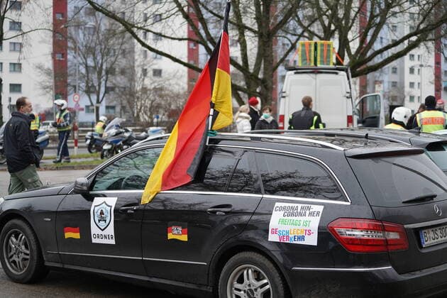 Datum: 04.12.21 Uhrzeit: 12:30 Ort: Berlin In Friedrichsfelde-Ost startete am Samstag ein Autokorso der Gegner der Corona-Maßnahmen, begleitet wurde er von einem hohen Polizeiaufgebot Berlin - Autokorso von Corona-Maßnahmen Gegnern