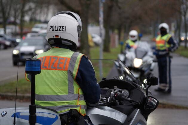 Datum: 04.12.21 Uhrzeit: 12:30 Ort: Berlin In Friedrichsfelde-Ost startete am Samstag ein Autokorso der Gegner der Corona-Maßnahmen, begleitet wurde er von einem hohen Polizeiaufgebot Berlin - Autokorso von Corona-Maßnahmen Gegnern