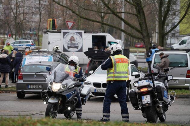 Datum: 04.12.21 Uhrzeit: 12:30 Ort: Berlin In Friedrichsfelde-Ost startete am Samstag ein Autokorso der Gegner der Corona-Maßnahmen, begleitet wurde er von einem hohen Polizeiaufgebot Berlin - Autokorso von Corona-Maßnahmen Gegnern