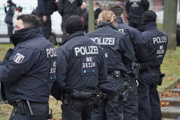 Datum: 04.12.21 Uhrzeit: 12:30 Ort: Berlin In Friedrichsfelde-Ost startete am Samstag ein Autokorso der Gegner der Corona-Maßnahmen, begleitet wurde er von einem hohen Polizeiaufgebot Berlin - Autokorso von Corona-Maßnahmen Gegnern