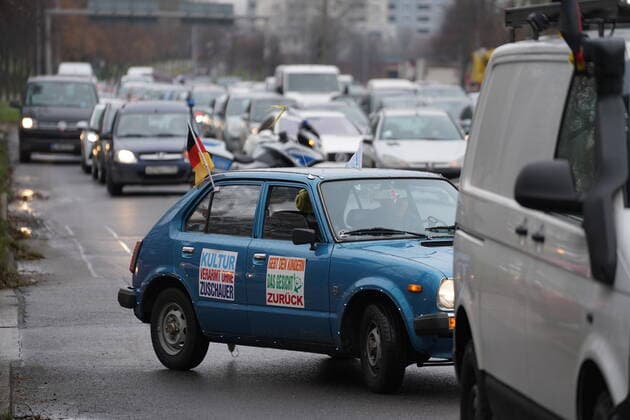 Datum: 04.12.21 Uhrzeit: 12:30 Ort: Berlin In Friedrichsfelde-Ost startete am Samstag ein Autokorso der Gegner der Corona-Maßnahmen, begleitet wurde er von einem hohen Polizeiaufgebot Berlin - Autokorso von Corona-Maßnahmen Gegnern